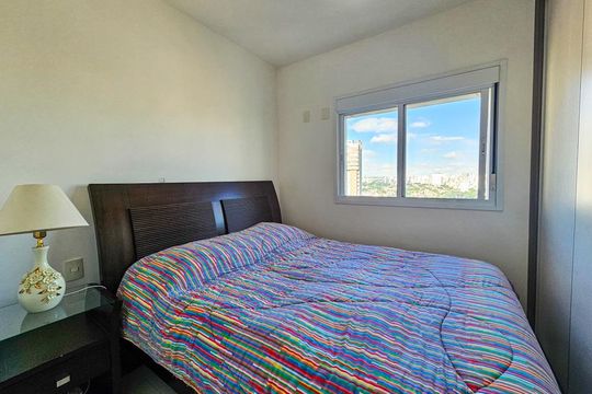 Venda de apartamento mobiliado no Itaim Bibi, 3 quartos, varanda e piscina no condomínio. — Suite