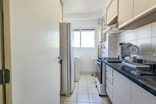 Venda de apartamento mobiliado no Itaim Bibi, 3 quartos, varanda e piscina no condomínio. — Cozinha