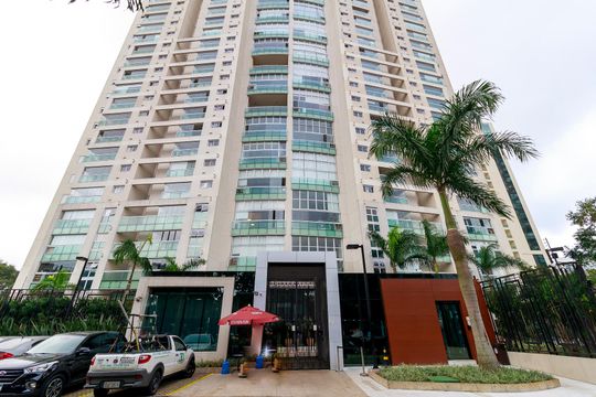Venda de apartamento mobiliado no Itaim Bibi, 3 quartos, varanda e piscina no condomínio. — Fachada e portaria
