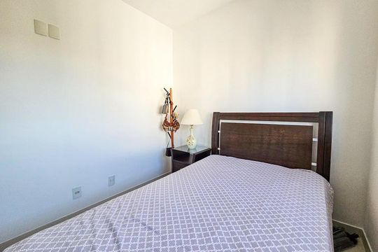 Venda de apartamento mobiliado no Itaim Bibi, 3 quartos, varanda e piscina no condomínio. — Quarto 1