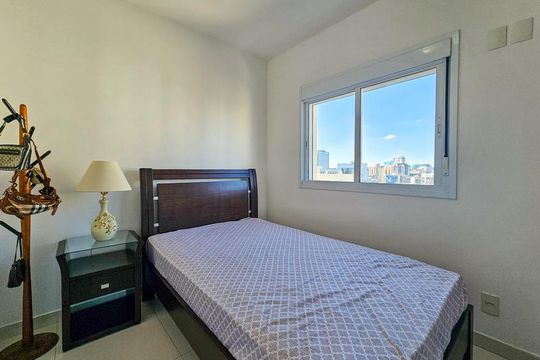 Venda de apartamento mobiliado no Itaim Bibi, 3 quartos, varanda e piscina no condomínio. — Quarto 1