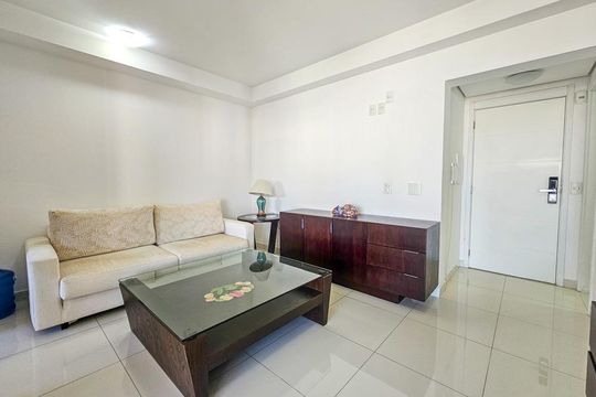 Venda de apartamento mobiliado no Itaim Bibi, 3 quartos, varanda e piscina no condomínio. — Sala