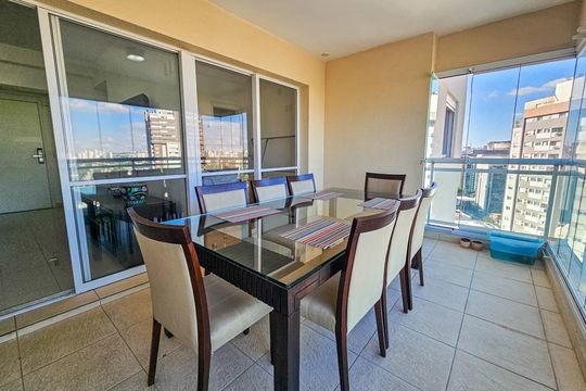 Venda de apartamento mobiliado no Itaim Bibi, 3 quartos, varanda e piscina no condomínio. — Sacada