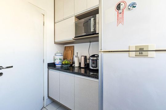 Venda de apartamento mobiliado no Itaim Bibi, 3 quartos, varanda e piscina no condomínio. — Cozinha