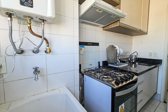 Venda de apartamento mobiliado no Itaim Bibi, 3 quartos, varanda e piscina no condomínio. — Cozinha e Área de Serviço