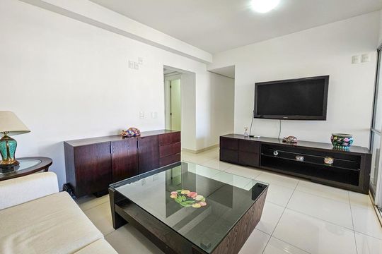 Venda de apartamento mobiliado no Itaim Bibi, 3 quartos, varanda e piscina no condomínio. — Sala