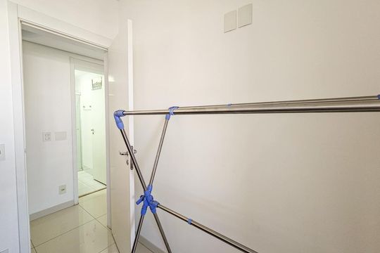 Venda de apartamento mobiliado no Itaim Bibi, 3 quartos, varanda e piscina no condomínio. — Quarto 2