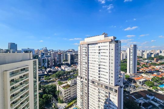 Venda de apartamento mobiliado no Itaim Bibi, 3 quartos, varanda e piscina no condomínio. — Vista Quarto 1