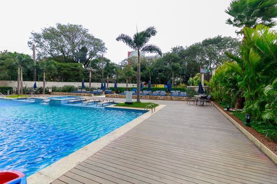 Venda de apartamento mobiliado no Itaim Bibi, 3 quartos, varanda e piscina no condomínio. — Área comum - Piscina