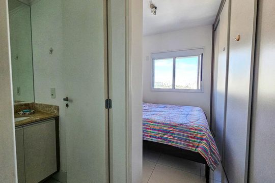 Venda de apartamento mobiliado no Itaim Bibi, 3 quartos, varanda e piscina no condomínio. — Suite