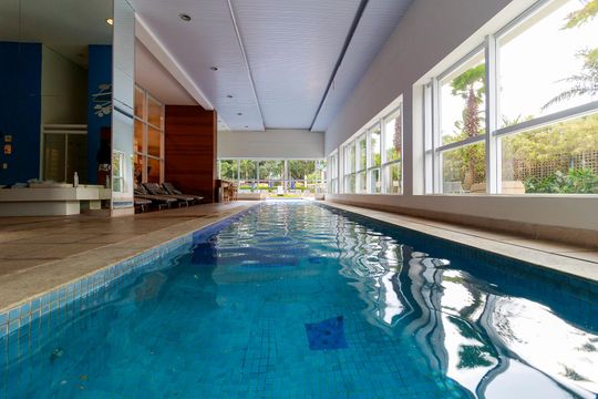 Venda de apartamento mobiliado no Itaim Bibi, 3 quartos, varanda e piscina no condomínio. — Área comum - Piscina