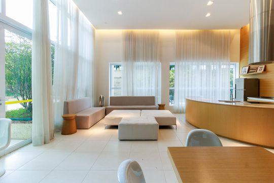 Venda de apartamento mobiliado no Itaim Bibi, 3 quartos, varanda e piscina no condomínio. — Área comum - Salão de festas