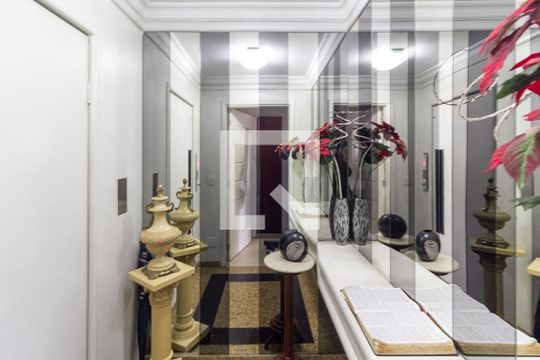 Apartamento mobiliado em Campo Belo com 3 quartos, closet e academia no condomínio, ideal para comprar. — Hall social