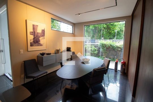 Apartamento mobiliado em Campo Belo com 3 quartos, closet e academia no condomínio, ideal para comprar. — Área comum