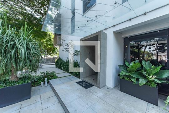 Apartamento mobiliado em Campo Belo com 3 quartos, closet e academia no condomínio, ideal para comprar. — Entrada