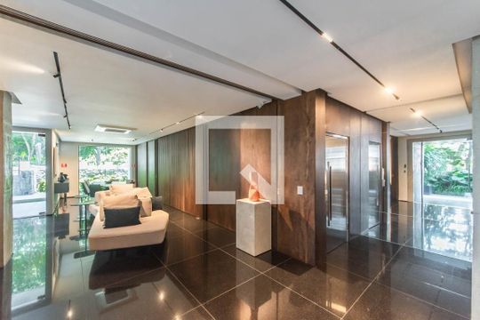 Apartamento mobiliado em Campo Belo com 3 quartos, closet e academia no condomínio, ideal para comprar. — Hall Social