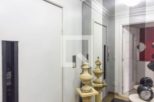 Apartamento mobiliado em Campo Belo com 3 quartos, closet e academia no condomínio, ideal para comprar. — Hall social