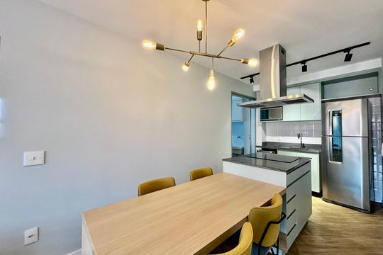 Apartamento mobiliado em Pinheiros com 2 quartos, 1 suíte e varanda. Ideal para compra. — Cozinha