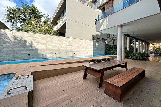 Apartamento mobiliado em Pinheiros com 2 quartos, 1 suíte e varanda. Ideal para compra. — Área comum - Piscina