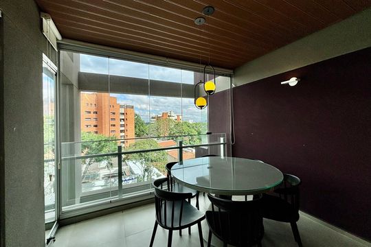 Apartamento mobiliado em Pinheiros com 2 quartos, 1 suíte e varanda. Ideal para compra. — Varanda