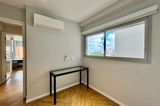 Apartamento mobiliado em Pinheiros com 2 quartos, 1 suíte e varanda. Ideal para compra. — Quarto 1