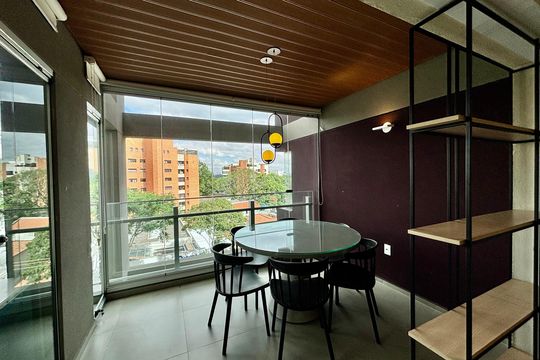 Apartamento mobiliado em Pinheiros com 2 quartos, 1 suíte e varanda. Ideal para compra. — Varanda