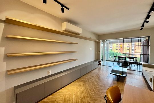 Apartamento mobiliado em Pinheiros com 2 quartos, 1 suíte e varanda. Ideal para compra. — Sala