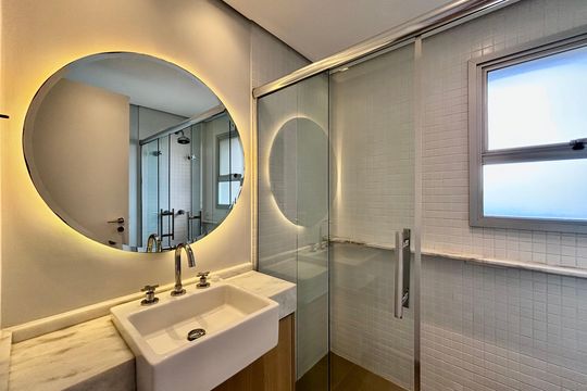 Apartamento mobiliado em Pinheiros com 2 quartos, 1 suíte e varanda. Ideal para compra. — Banheiro da Suíte 1