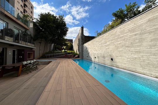 Apartamento mobiliado em Pinheiros com 2 quartos, 1 suíte e varanda. Ideal para compra. — Área comum - Piscina
