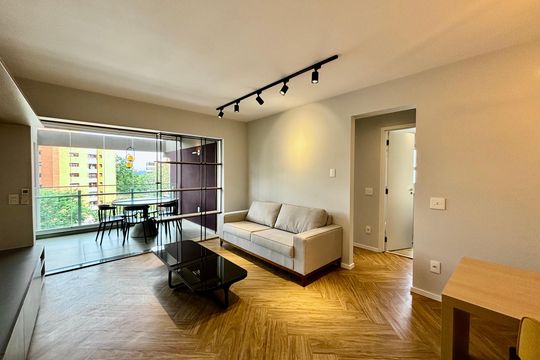 Apartamento mobiliado em Pinheiros com 2 quartos, 1 suíte e varanda. Ideal para compra. — foto 1