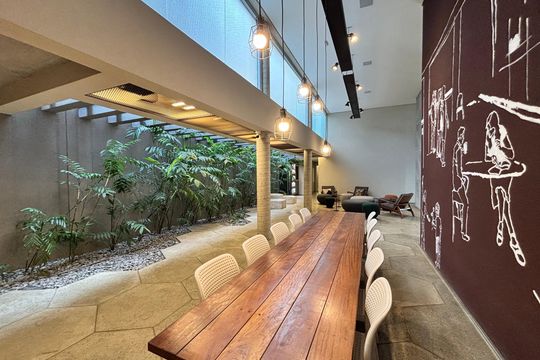 Apartamento mobiliado em Pinheiros com 2 quartos, 1 suíte e varanda. Ideal para compra. — Área comum
