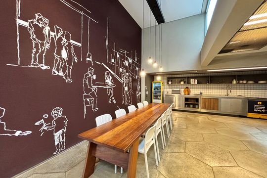 Apartamento mobiliado em Pinheiros com 2 quartos, 1 suíte e varanda. Ideal para compra. — Área comum