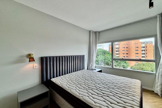 Apartamento mobiliado em Pinheiros com 2 quartos, 1 suíte e varanda. Ideal para compra. — Suite
