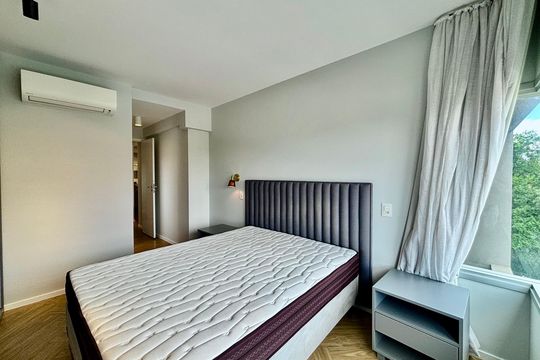Apartamento mobiliado em Pinheiros com 2 quartos, 1 suíte e varanda. Ideal para compra. — Suite