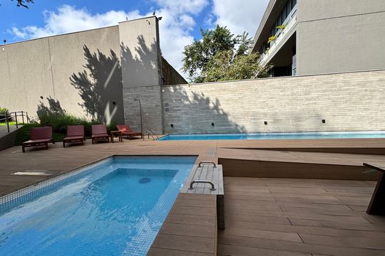 Apartamento mobiliado em Pinheiros com 2 quartos, 1 suíte e varanda. Ideal para compra. — Área comum - Piscina