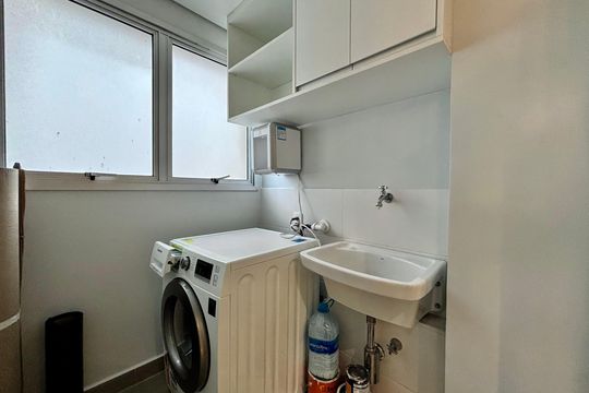 Apartamento mobiliado em Pinheiros com 2 quartos, 1 suíte e varanda. Ideal para compra. — Lavanderia