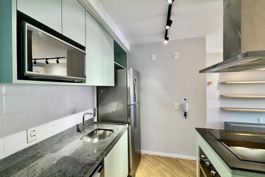 Apartamento mobiliado em Pinheiros com 2 quartos, 1 suíte e varanda. Ideal para compra. — Cozinha