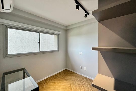 Apartamento mobiliado em Pinheiros com 2 quartos, 1 suíte e varanda. Ideal para compra. — Quarto 1