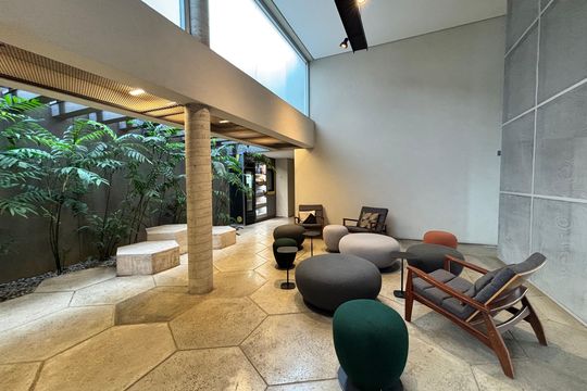 Apartamento mobiliado em Pinheiros com 2 quartos, 1 suíte e varanda. Ideal para compra. — Área comum
