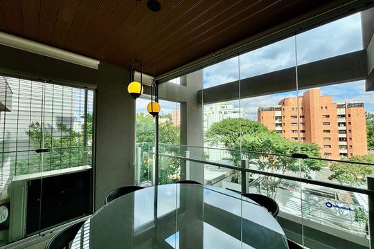 Apartamento mobiliado em Pinheiros com 2 quartos, 1 suíte e varanda. Ideal para compra. — Varanda