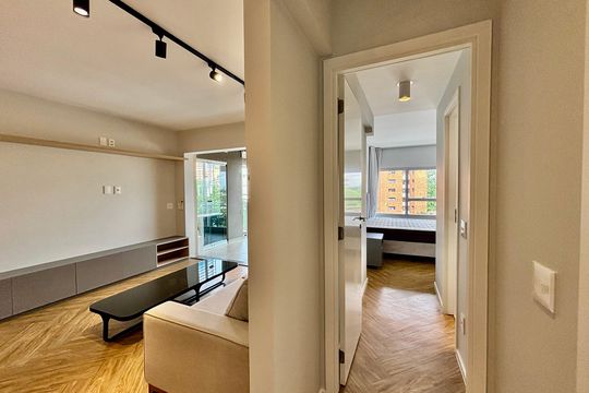 Apartamento mobiliado em Pinheiros com 2 quartos, 1 suíte e varanda. Ideal para compra. — Corredor