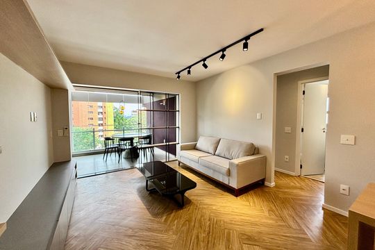 Apartamento mobiliado em Pinheiros com 2 quartos, 1 suíte e varanda. Ideal para compra. — Sala