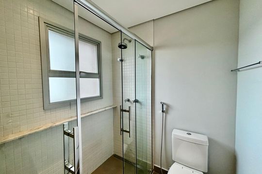 Apartamento mobiliado em Pinheiros com 2 quartos, 1 suíte e varanda. Ideal para compra. — Banheiro da Suíte 1