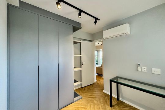 Apartamento mobiliado em Pinheiros com 2 quartos, 1 suíte e varanda. Ideal para compra. — Quarto 1