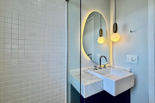 Apartamento mobiliado em Pinheiros com 2 quartos, 1 suíte e varanda. Ideal para compra. — Banheiro