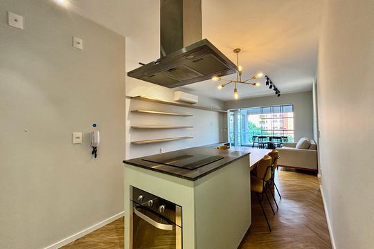 Apartamento mobiliado em Pinheiros com 2 quartos, 1 suíte e varanda. Ideal para compra. — Cozinha