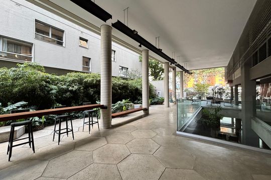 Apartamento mobiliado em Pinheiros com 2 quartos, 1 suíte e varanda. Ideal para compra. — Área comum