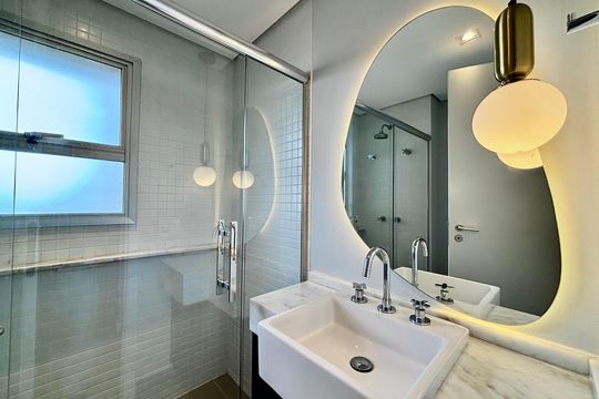 Apartamento mobiliado em Pinheiros com 2 quartos, 1 suíte e varanda. Ideal para compra. — Banheiro