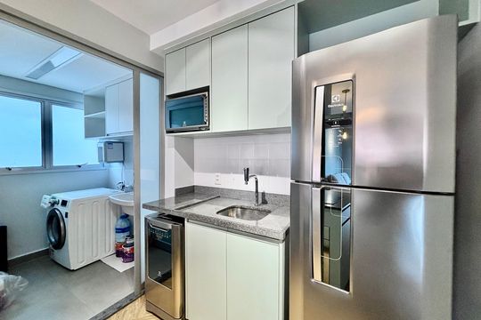 Apartamento mobiliado em Pinheiros com 2 quartos, 1 suíte e varanda. Ideal para compra. — Cozinha