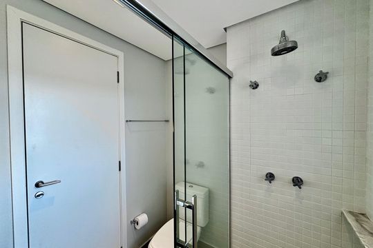 Apartamento mobiliado em Pinheiros com 2 quartos, 1 suíte e varanda. Ideal para compra. — Banheiro